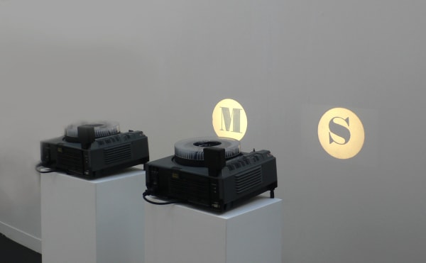 Marcel Broodthaer_ABC_projection_alphabet_Londres_1984