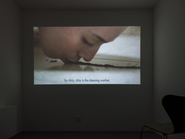 Roee Rosen, The Dust Channel, video, 23 min in loop, photo: Florian Kleinefenn, © Roee Rosen and Erna Hecey Luxembourg