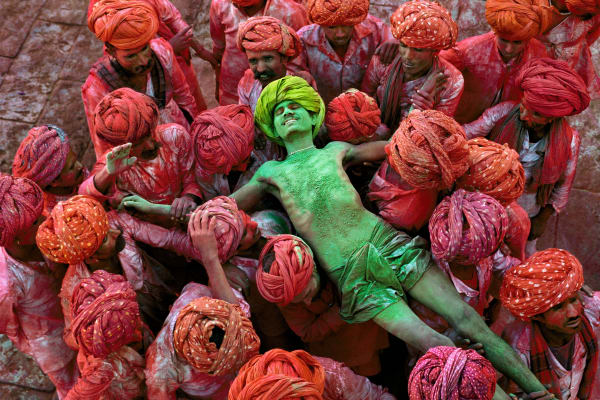 Steve McCurry, Holi Man, Rajasthan, India, 1996