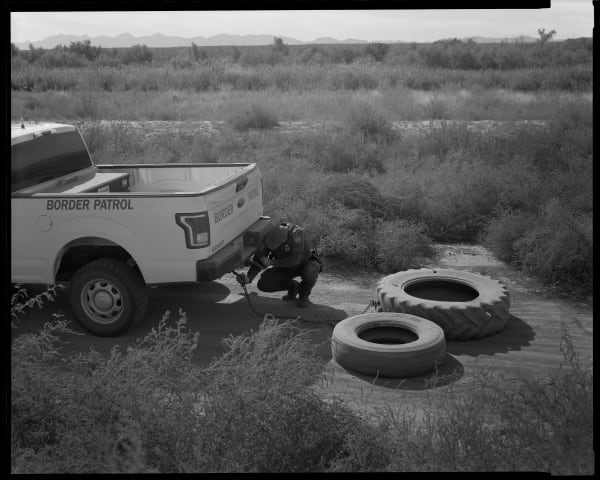 Lisa Elmaleh, Border Patrol dragging tires to search for footprints, West Texas, USA; Patrulla Fronteriza arrastrando llantas para buscar huellas, Oeste de Texas, USA, 2020