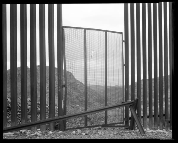 Lisa Elmaleh, Repaired border wall, Sasabe, Sonora, Sasabe area, Arizona, USA; Muro fronterizo reparado, Sasabe, Sonora, área de Sasabe, Arizona, USA, 2024