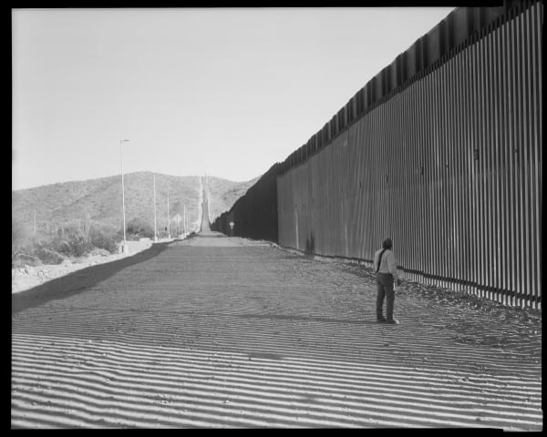 Lisa Elmaleh, Samuel in front of Monument Hill, where his ancestors are buried, stolen Tohono O’odham land, USA; Samuel frente al Monumento de la colina, donde están enterrados sus antepasados, tierra Tohono O’odham robada, USA, 2021