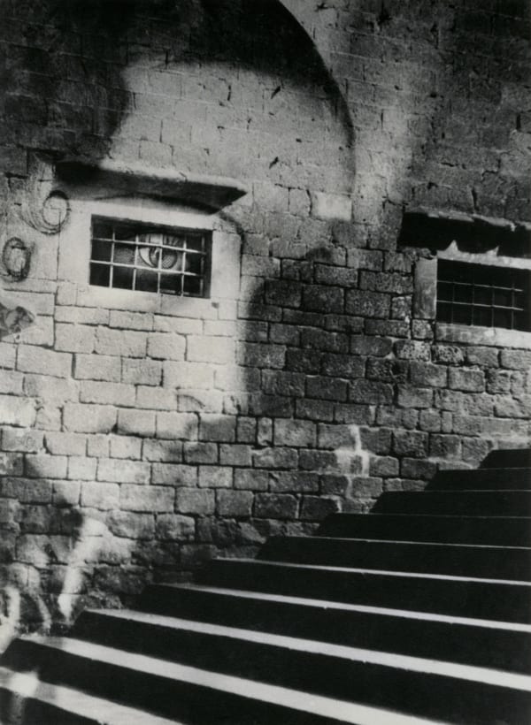 Kati Horna, Subida a la Catedral, Barcelona (Ascending to the Cathedral), 1938