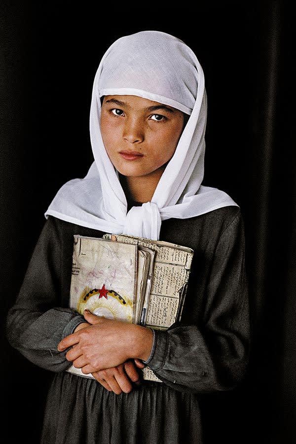 Steve McCurry, Schoolgirl, Herat, 1992
