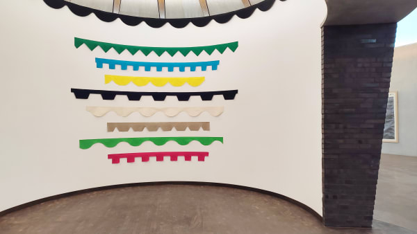 Thomas Schütte, Kollektion + Schwarze Girlande, 1980. Fabric, dimensions variable. Photo: Luise Heuter