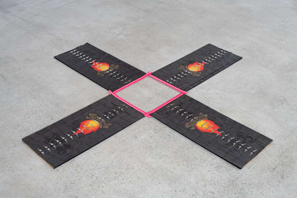 Pablo Accinelli Duración interna, 2023 tinta de caneta sobre ladrilho hidráulico [pen ink on hydraulic tile] 40 x 40 x 3 cm [15 3/4 x 15 3/4 x 1 1/8 in] foto [photo]: Edouard Fraipont