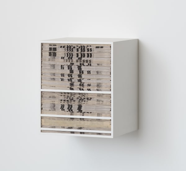 Pablo Accinelli 20 cm, 10 cm, 5 cm, 1 cm, 2023 jornais, madeira, tinta [newpapers, wood, paint] 40,5 x 34,5 x 31 cm [16 x 13 5/8 x 12 1/4 in] foto [photo]: Edouard Fraipont