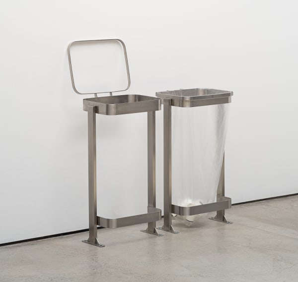 Pablo Accinelli Entes (Barcelona), 2023 aço inox, sacola de plástico transparente e copos de papel [stainless steel, transparent plastic bag and paper cups] 78 x 42 x 34 cm (cada) [30 3/4 x 16 1/2 x 13 3/8 in (each)] foto [photo]: Edouard Fraipont