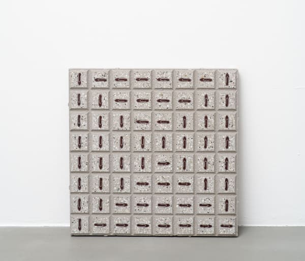 Pablo Accinelli Duración interna, 2023 cimento, tinta [cement, ink] 40 x 40 x 3 cm [15 3/4 x 15 3/4 x 1 1/8 in] foto [photo]: Edouard Fraipont