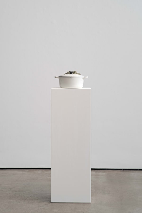 Olga Tamaribuchi Le Creuset, 1975 panela de ferro fundido e pirita [cast-iron pot and pyrite] 22 cm Ø