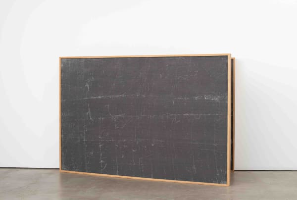 Gabriel Sierra Como controlar a vista de uma sala em qualquer tipo de dia [How to control the view of a room any kind of days], 2014 - 2025 rede de plástico, madeira, ferragens, tinta [plastic netting, wood, hardware, paint] 200 x 300 x 116 cm