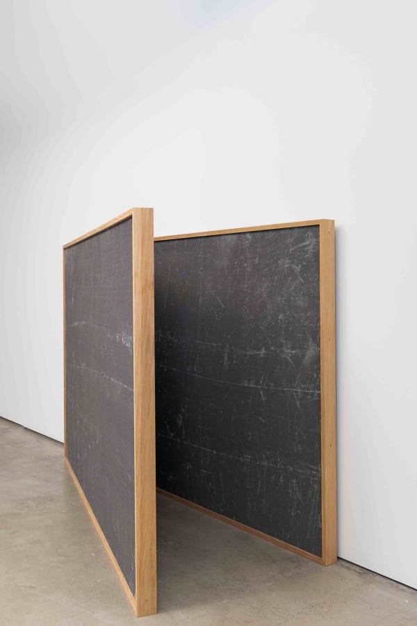 Gabriel Sierra Como controlar a vista de uma sala em qualquer tipo de dia [How to control the view of a room any kind of days], 2014 - 2025 rede de plástico, madeira, ferragens, tinta [plastic netting, wood, hardware, paint] 200 x 300 x 116 cm