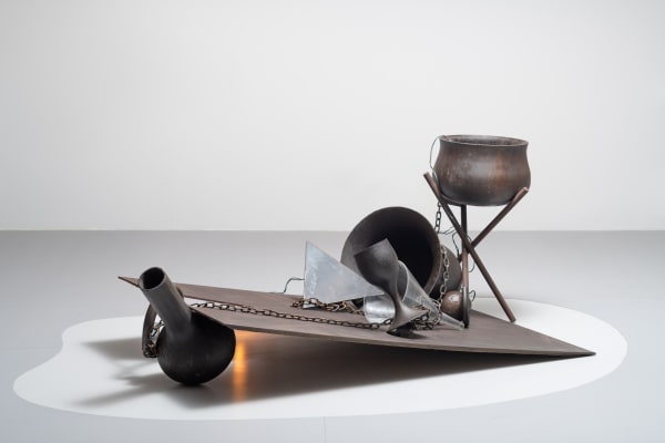 Tunga Sem título, 2001 vidro, imãs, aço, ferro, lâmpada [glass, magnets, steel, iron, lamp socket, lamp] 60 x 160 x 100 cm 23 5/8 x 63 x 39 3/8 in (2246)