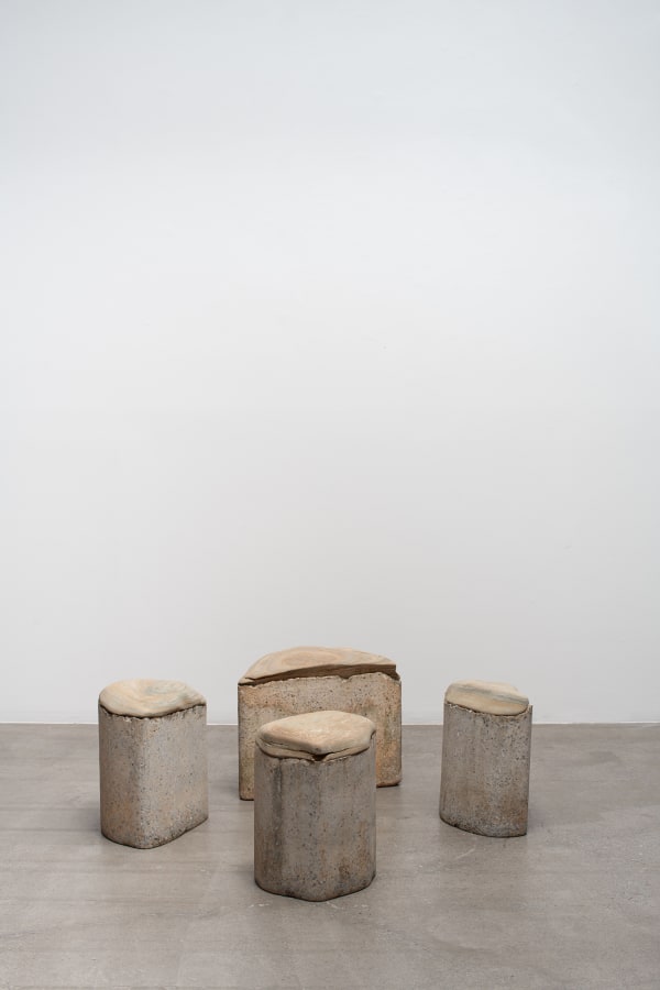 Amelia Toledo Banco da série [from the series] Impulsos, 2001 mármore polido e concreto branco [polished marble and white concrete] 38 x 68 x 28 cm (4 peças) [15 x 26 3/4 x 11 in (4 pieces)] foto [photo]: Edouard Fraipont