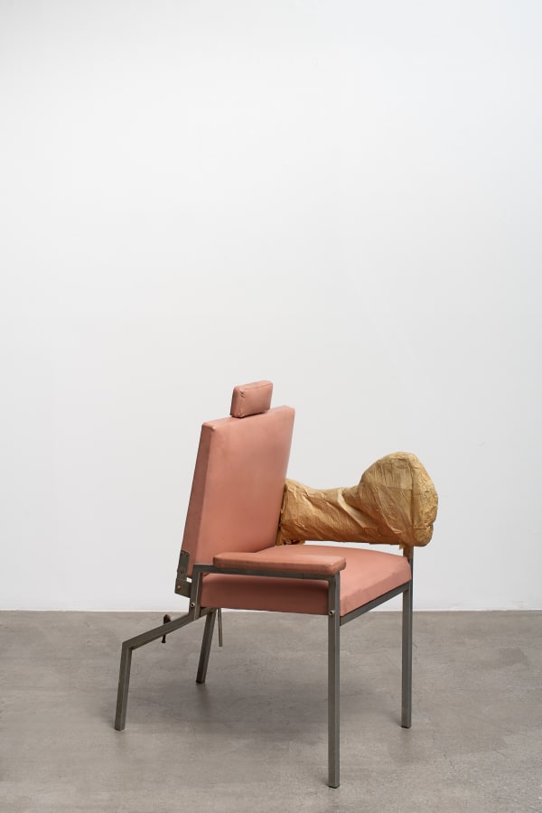 Brian Griffiths Arm, 2004 cadeira rosa, fita adesiva de papel, cola [pink chair, paper tape, glue] 140 x 90 x 120 cm (aprox.) [55 1/8 x 35 3/8 x 47 1/4 in (approx.] foto [photo]: Edouard Fraipont