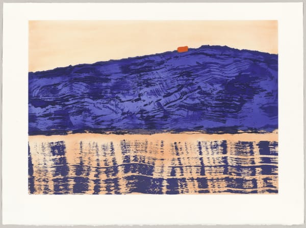 Chalcographie réalisée avec la RMN Grand Palais dans les ateliers du Louvre Marine WALLON Isola 2022 Hauteur 47.6 cm x largeur 67.6 cm Dimension papier : 51 x 89 cm Papier : Somerset textured white 300gr Gravure sur cuivre Eau-forte, aquatinte | morsure ouverte, aquatinte au lavis, à la lavande, au sucre. Isola est une estampe réalisée par Marine Wallon. Architecte de l’image, ses représentations de paysages expriment avec pureté l’immensité de la nature face à l’être humain. Pour Isola, Marine Wallon confie qu’elle « a questionné le signe abstrait dans le paysage » en explorant les accidents possibles de la gravure sur cuivre : des creux amenés par les acides ou bien les multiples effets créés par les vernis de recouvrement. Elle s’est inspirée du rythme coloré des œuvres de Delacroix et de Turner pour marquer l’horizon « d’un punctum rouge qui équilibre le regard ».