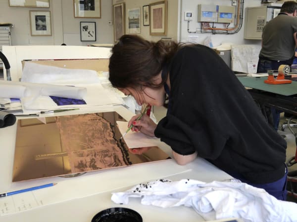 Chalcographie réalisée avec la RMN Grand Palais dans les ateliers du Louvre Marine WALLON Isola 2022 Hauteur 47.6 cm x largeur 67.6 cm Dimension papier : 51 x 89 cm Papier : Somerset textured white 300gr Gravure sur cuivre Eau-forte, aquatinte | morsure ouverte, aquatinte au lavis, à la lavande, au sucre. Isola est une estampe réalisée par Marine Wallon. Architecte de l’image, ses représentations de paysages expriment avec pureté l’immensité de la nature face à l’être humain. Pour Isola, Marine Wallon confie qu’elle « a questionné le signe abstrait dans le paysage » en explorant les accidents possibles de la gravure sur cuivre : des creux amenés par les acides ou bien les multiples effets créés par les vernis de recouvrement. Elle s’est inspirée du rythme coloré des œuvres de Delacroix et de Turner pour marquer l’horizon « d’un punctum rouge qui équilibre le regard ».