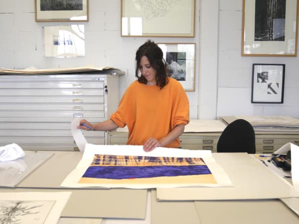 Chalcographie réalisée avec la RMN Grand Palais dans les ateliers du Louvre Marine WALLON Isola 2022 Hauteur 47.6 cm x largeur 67.6 cm Dimension papier : 51 x 89 cm Papier : Somerset textured white 300gr Gravure sur cuivre Eau-forte, aquatinte | morsure ouverte, aquatinte au lavis, à la lavande, au sucre. Isola est une estampe réalisée par Marine Wallon. Architecte de l’image, ses représentations de paysages expriment avec pureté l’immensité de la nature face à l’être humain. Pour Isola, Marine Wallon confie qu’elle « a questionné le signe abstrait dans le paysage » en explorant les accidents possibles de la gravure sur cuivre : des creux amenés par les acides ou bien les multiples effets créés par les vernis de recouvrement. Elle s’est inspirée du rythme coloré des œuvres de Delacroix et de Turner pour marquer l’horizon « d’un punctum rouge qui équilibre le regard ».