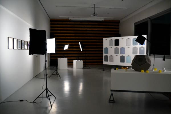 Photographies réalisées lors de la restitution de résidence de Mathieu Schmitt en septembre 2019 à l'Espace de l'Art Concret (Centre d'art contemporain d'intérêt national, Mouans-Sartoux) dans le cadre du dispositif "Art & Monde du travail" avec l'entreprise SUPRALOG Ce projet artistique est né du dispositif « Art et Mondes du travail » initié par le Ministère de la Culture (et de la Communication en 2015), et dont l'ambition est de favoriser la rencontre entre l’art, principalement les arts visuels, et les mondes du travail, c’est-à-dire l’entreprise considérée au sens large avec tous ses acteurs – de la direction aux salariés. En 2019, c'est l'artiste Mathieu Schmitt et l'entreprise Supralog qui ont été choisis pour réaliser ce projet dans le département. Mathieu Schmitt a réalisé une résidence au sein de l'entreprise puis a proposé une restitution de ses travaux au sein de l'eac. Issu du terrain local, SUPRALOG est une entreprise basée à Antibes qui conçoit, développe et propose des logiciels métiers, applications et plateformes digitales aux services d'entreprises. © eac. https://www.espacedelartconcret.fr/fr/residence/presences-en-residence-2019