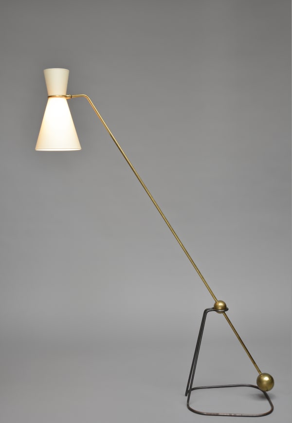 Pierre Guariche ( 1926-1995) Lampadaire G2 Edition Pierre Disderot - 1961 Métal laqué noir, laiton et abat-jour tissu Haut 182 larg 34 prof 39 cm