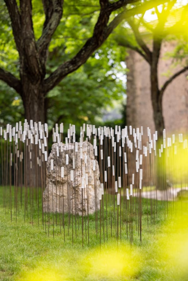 Stéphane GUIRAN Le songe de la roche 2023 verre, cuivre, rocher dimensions variables oeuvre unique in situ Courtesy de l’artiste et de la galerie Catherine Issert