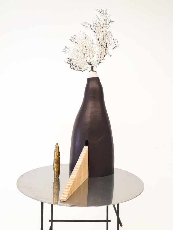 Martin BELOU, Chambre, 2021, Calebasse, algue, grès, laiton et acier, 73 x 20 x 44 cm / Socle: 89 x 51 x 51 cm. Courtesy de l'artiste et de la galerie Catherine Issert