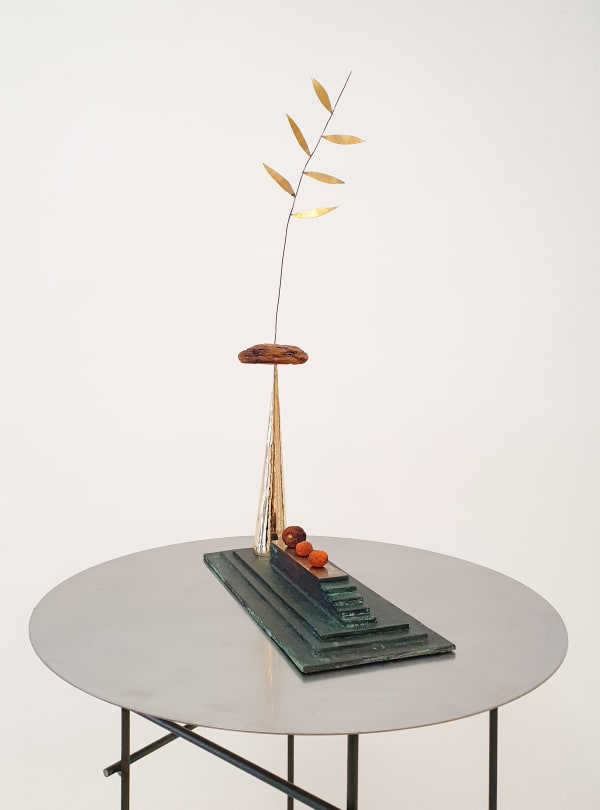 Martin Belou, Chemin, 2021, Bronze, écorce de pins canaria, cuivre, laiton et bigarades, 60 x 14 x 34 cm. Courtesy de l'artiste et de la galerie Catherine Issert