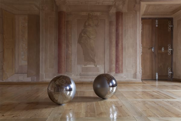 Vladimir SKODA, Réflexion binaire, 1997, deux éléments, acier inox poli partiellement grenaillé, Ø 55 cm chacun