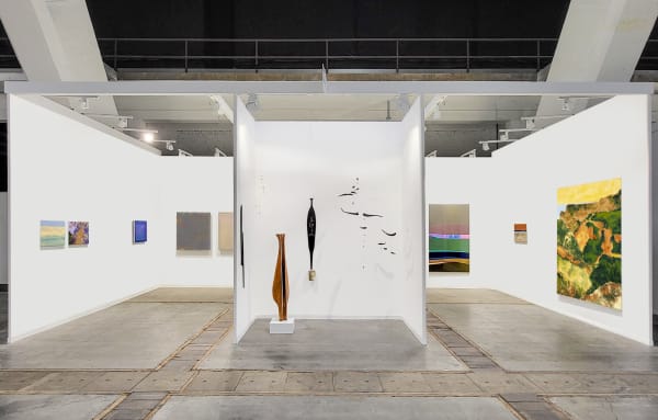 Vue du stand Art Brussels 2023 © Galerie Catherine Issert Courtesy des artistes et de la galerie Catherine Issert