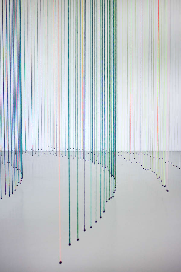 Cécile BART 275 jours * Lisses #19, 2023 (arc en bois, fils de laine et de coton, plombs) ** Traits sensibles, 2023 (crayons de couleurs) Collection Cécile Bart © photo eac.