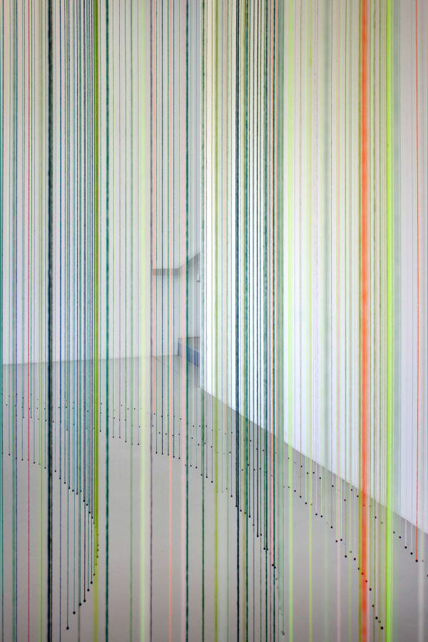 Cécile BART 275 jours * Lisses #19, 2023 (arc en bois, fils de laine et de coton, plombs) ** Traits sensibles, 2023 (crayons de couleurs) Collection Cécile Bart © photo eac.