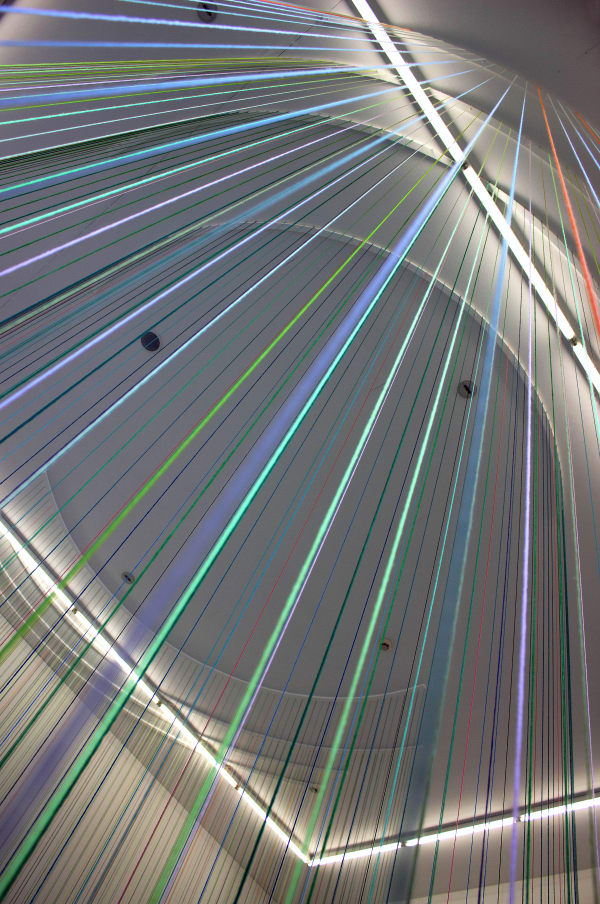 Cécile BART 275 jours * Lisses #19, 2023 (arc en bois, fils de laine et de coton, plombs) ** Traits sensibles, 2023 (crayons de couleurs) Collection Cécile Bart © photo eac.
