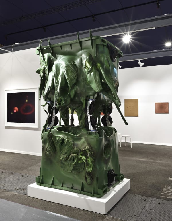 Anita MOLINERO Sans titre, 2021 Poubelles en polyéthylène sur socle en béton Polyethylene bins on concrete plinth ca. 239 x 164 x 162 cm ca. 94 1/8 x 64 5/8 x 63 3/4 in ©Photo: Rebecca Fanuele