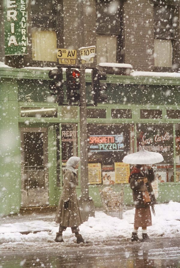 Image : Saul Leiter, United San Carlo Restaurant at 3rd Avenue and 10th Street, 1950. Cibachrom / tirage d'époque, Collection Bachelot. © Saul Leiter Foundation, Courtesy of Howard Greenberg Gallery, New York.