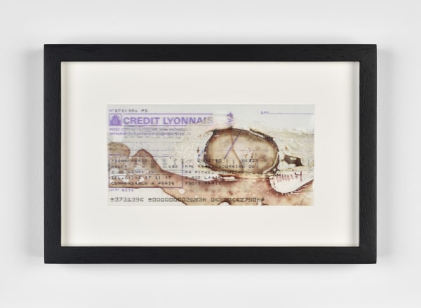 Michel Journiac Chèque du sang, 1993 Signé au feutre en bas à droite. Impression, feutre et sang sur deux feuilles de rhodoïd. MUCEM, © ADAGP Michel Journiac, © Photo: Rebecca Fanuele. Courtoisie de l’artiste et de la Galerie Christophe Gaillard.