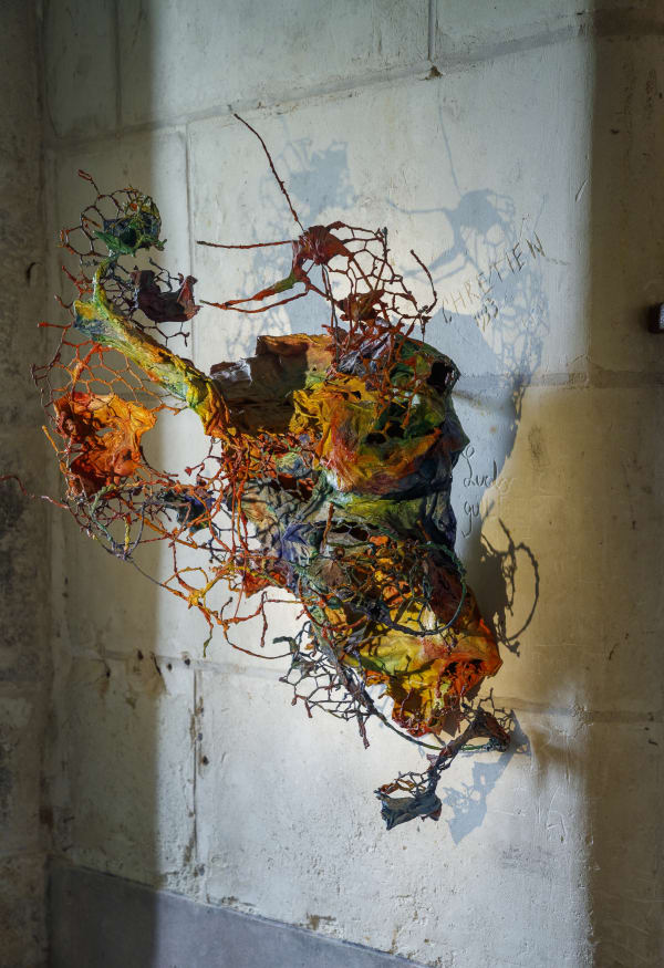 Bernard Schultze, "Ramigof", 1962, fil de fer, tissu, plastique et peinture, 50 x 50 x 20 cm, pièce unique Crédits photographiques : Erik Sander © Courtesy Baudoin Lebon et Christophe Gaillard
