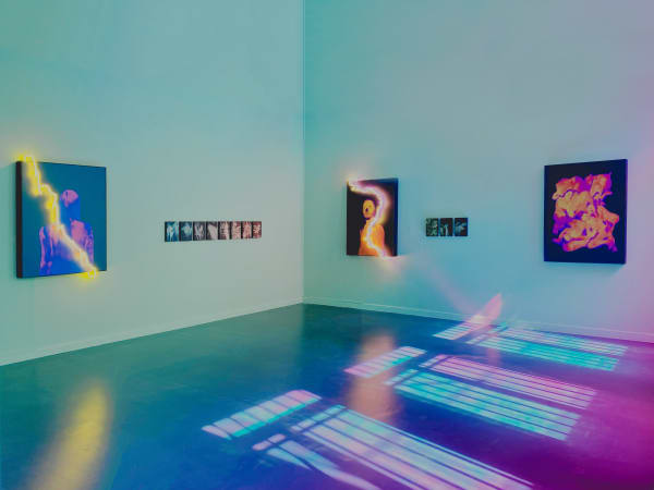Vue de l'exposition avec les oeuvres de SMITH Photo. © Marion Abeille