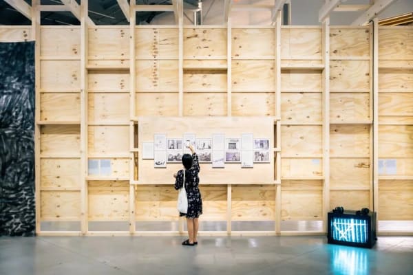 Vue d’exposition, La morsure des termites, Palais de Tokyo. Crédit photo : Quentin Chevrier