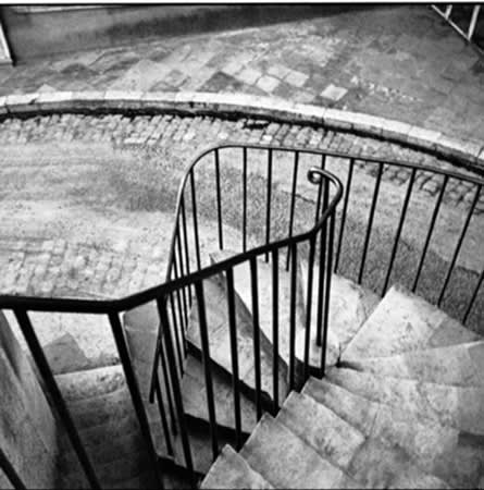 Trop tôt, trop tard / After Henri Cartier-Bresson