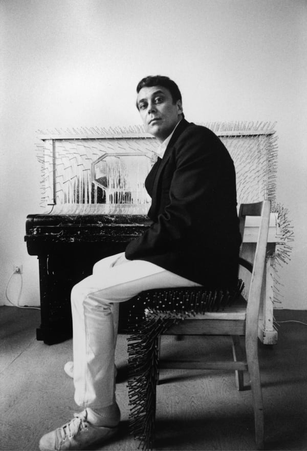 Angelika Platen, Günter Uecker, Vorsicht Nägel (auf Stuhl), Düsseldorf, 1971, 40 x 30 cm, Ed. 5 © Angelika Platen