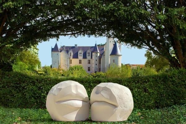 Laurent Pernot (né en 1980), The Kiss, 2022, béton et matériaux divers. © Adagp, Paris, 2023