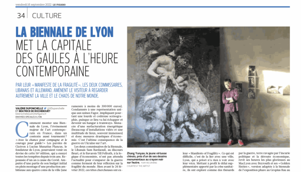 Zhang Yunyao, le jeune virtuose chinois, près d’un de ses dessins monumentaux au crayon noir sur feutre. YunYao Zhang Courtesy of the artist