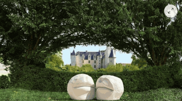 La sculpture « Le Kiss » créée par l’artiste Laurent Pernot vient compléter la collection d’œuvres monumentales présentées dans les jardins du château. | LAURENT PERNOT