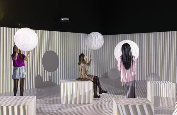 Carlos Cruz-Diez, Environnement Chromointerférent, Paris, 1974/2018, installation view in Electric Dreams, Tate Modern, 2024. © Carlos Cruz-Diez / Bridgeman Images,...