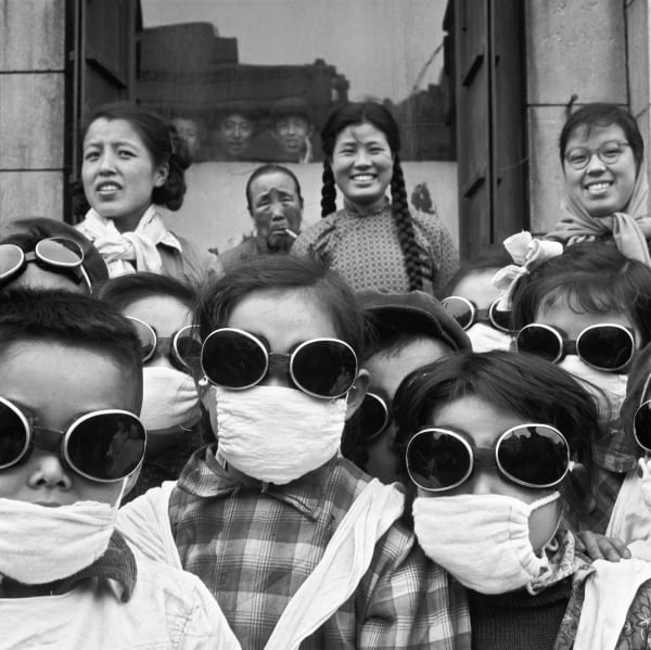 Agnès Varda, Sortie scolaire en plein vent du désert de Gobi (Shenyang, ex-Moukden, Mongolie intérieure, 1957) (Chine), 1957