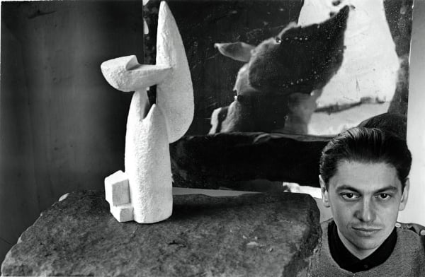 Agnès Varda, Pierre Székely et sa sculpture Rencontre (1953), sculpture en pierre. Marcoussis, 1956