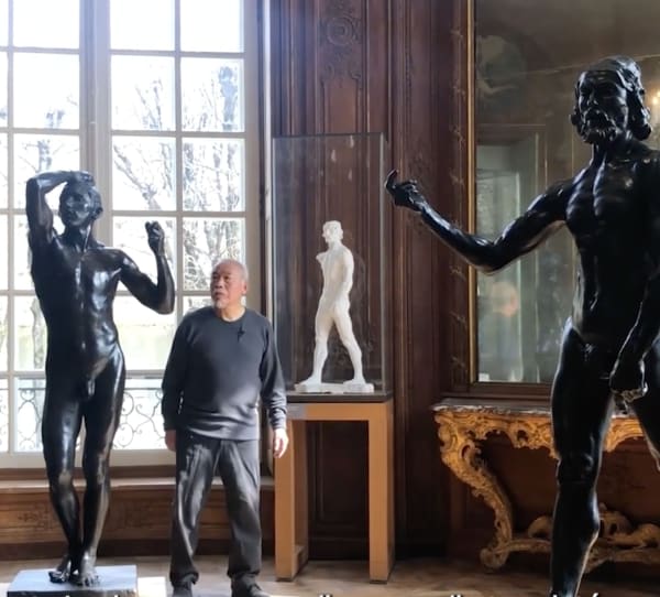 Wang Keping à l'oeuvre, dans les jardins de Rodin