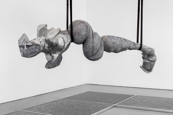 Lena Henke Horizontale & Vertikale Skulptur Installation view at Galerie Thomas Schulte, 2025 Unforced Error, 2025 Aluminium 80 x 250 x 68 cm 31 1/2 x 98 3/8 x 26 3/4 in Photo by GRAYSC.DE Courtesy of the artist and Galerie Thomas Schulte, Berlin