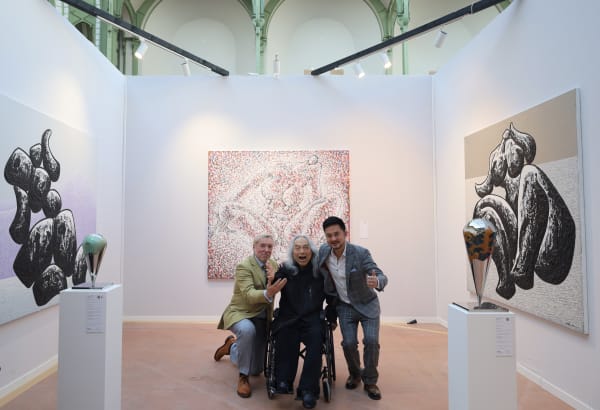 Mark Peaker (left) and Calvin Hui (right), co-founders of 3812 Gallery, take photos with Ma Desheng (middle).