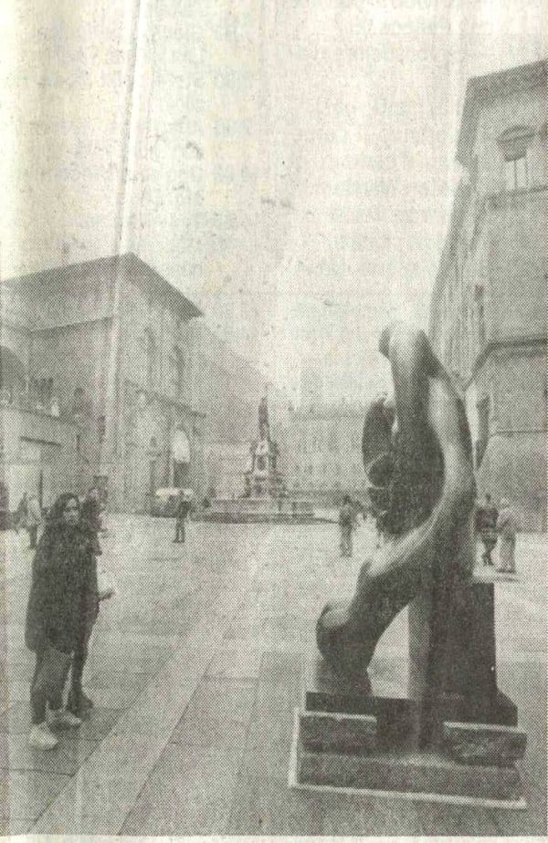 © Maggiore g.a.m. | Pictures of the Henry Moore's exhibition in Piazza del Nettuno from "Il Resto del Carlino" - Bologna, 12th November 1995